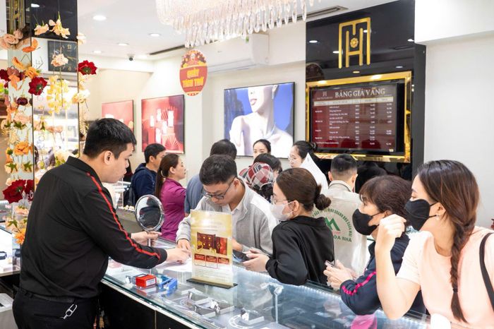 Khách hàng đến giao dịch vàng tại cửa hàng Bảo Tín Mạnh Hải, Hà Nội.