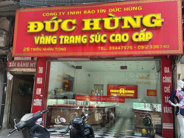 Một cửa hàng vàng trên phố Trần Nhân Tông (Hà Nội) khá vắng vẻ trong sáng 9/8.