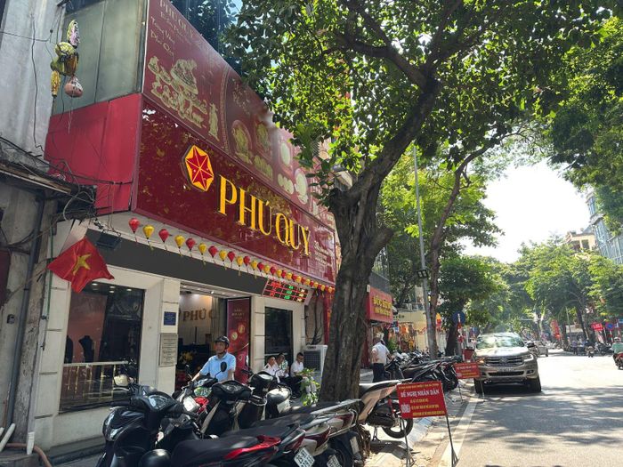 Tình trạng vắng khách tại nhiều cửa hàng vàng ở Hà Nội vào sáng ngày 9/8.