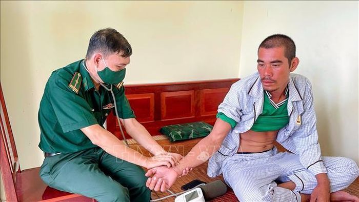 Quân y Đồn Biên phòng Trung Bình thăm khám sức khỏe cho ông Lê Văn Ngoan. Ảnh: TTXVN phát