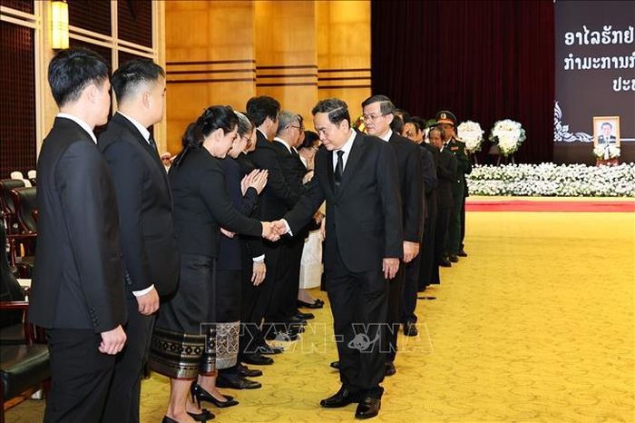 Chủ tịch Quốc hội Trần Thanh Mẫn dẫn đầu Đoàn đại biểu cấp cao của Đảng, Nhà nước Việt Nam viếng đồng chí Xaysomphone Phomvihane, Ủy viên Bộ Chính trị, Chủ tịch Quốc hội Lào. Ảnh: Doãn Tấn/TTXVN