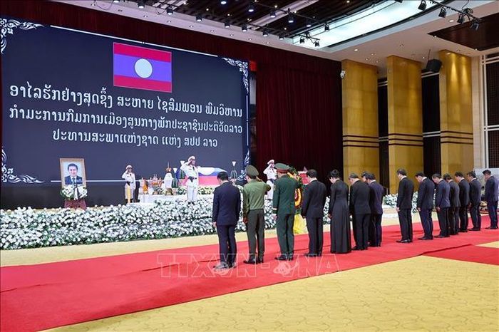 Chủ tịch Quốc hội Trần Thanh Mẫn dẫn đầu Đoàn đại biểu cấp cao của Đảng, Nhà nước Việt Nam viếng đồng chí Xaysomphone Phomvihane, Ủy viên Bộ Chính trị, Chủ tịch Quốc hội Lào. Ảnh: Doãn Tấn/TTXVN
