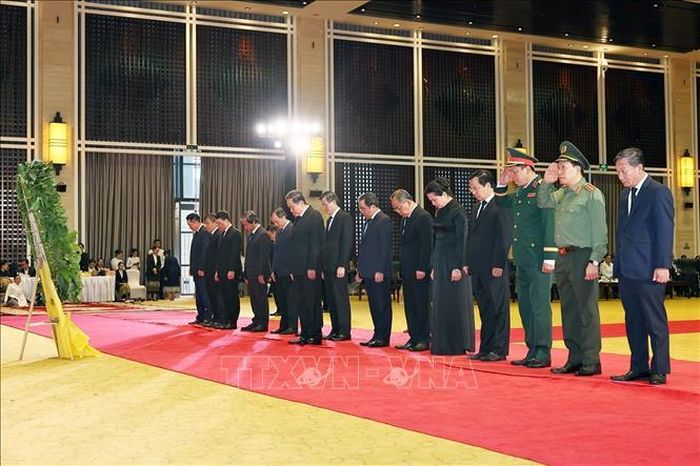 Chủ tịch Quốc hội Trần Thanh Mẫn dẫn đầu Đoàn đại biểu cấp cao của Đảng, Nhà nước Việt Nam viếng đồng chí Xaysomphone Phomvihane, Ủy viên Bộ Chính trị, Chủ tịch Quốc hội Lào. Ảnh: Doãn Tấn/TTXVN