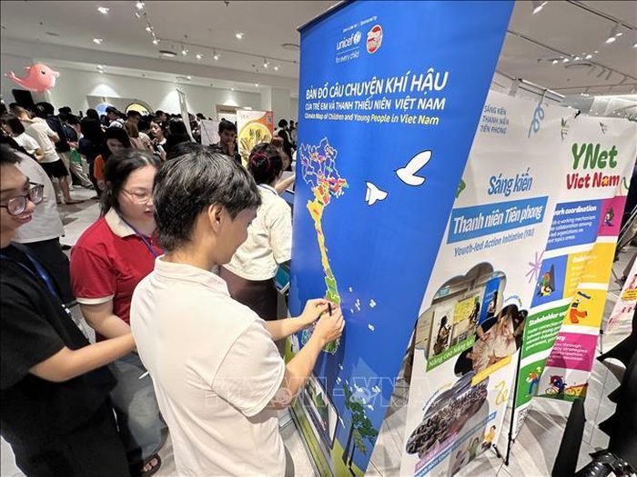 Các bạn trẻ hào hứng tham gia trải nghiệm tại các gian hàng thanh niên tại Ngày Quốc tế Thanh niên 2026.