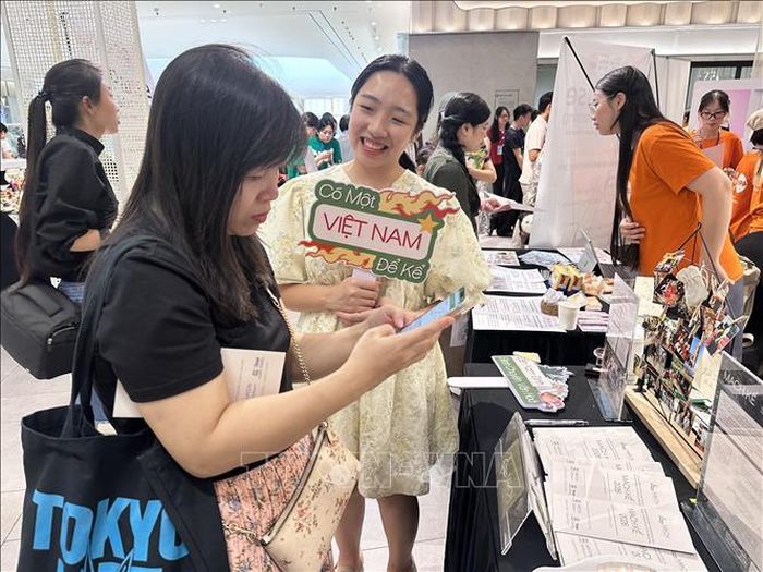 Bạn Quỳnh Trang, nhóm "Mạch" giới thiệu với khách tham quan gian hàng về sáng kiến của nhóm.