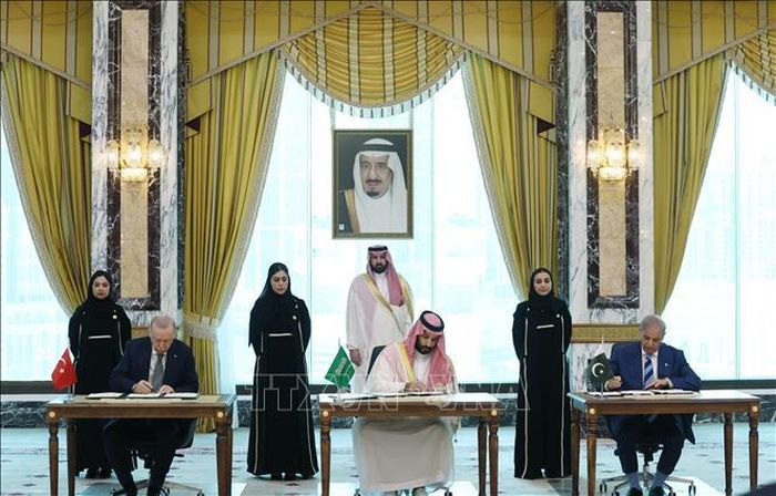 (Từ trái sang, phía trước) Tổng thống Thổ Nhĩ Kỳ Recep Tayyip Erdogan, Thái tử Saudi Arabia Mohammed bin Salman và Thủ tướng Pakistan Shehbaz Sharif tại lễ ký hiệp định phòng thủ giữa ba nước ở thành phố Mecca, ngày 7/8/2026. Ảnh: AA/TTXVN