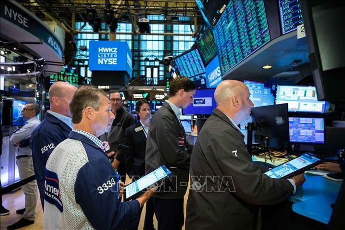 Giao dịch viên tại sàn chứng khoán New York, Mỹ. Ảnh: THX/TTXVN