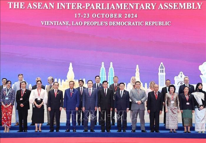 Chủ tịch Quốc hội Trần Thanh Mẫn, Chủ tịch Quốc hội Lào Xaysomphone Phomvihane và các Trưởng đoàn cùng đại biểu chụp ảnh chung tại Phiên khai mạc Đại hội đồng Liên Nghị viện các Quốc gia Đông Nam Á lần thứ 45. Ảnh: Thống Nhất/TTXVN