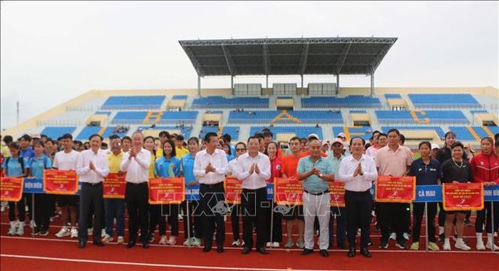 Ban tổ chức tặng cờ lưu niệm cho các đoàn tham dự Giải Vô địch Điền kinh quốc gia U20 và U23 năm 2026.