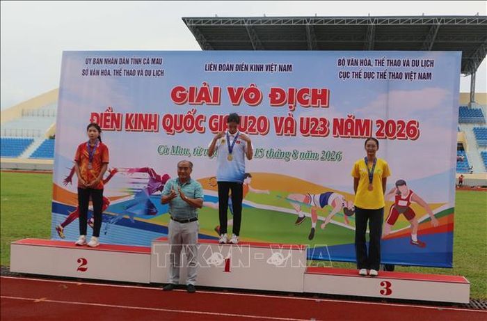 Ban tổ chức trao Huy chương cho các vận động viên đạt thành tích cao tại Giải Vô địch Điền kinh quốc gia U20 và U23 năm 2026.