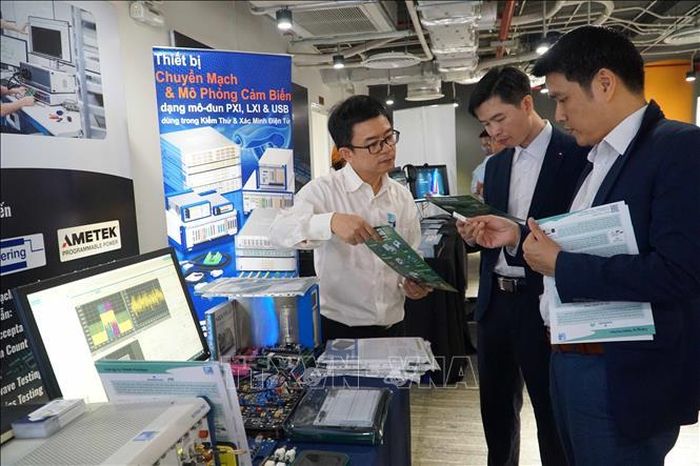 Các đại biểu tham quan triển lãm, giới thiệu các giải pháp phát triển công nghiệp bán dẫn, điện tử. Ảnh: Thu Hoài/TTXVN