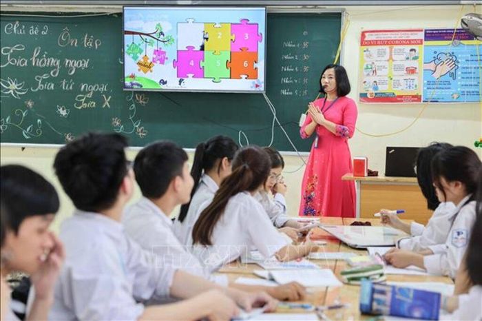 Giáo viên ôn tập cho học sinh trước kỳ thi vào lớp 10 tại Hà Nội. Ảnh tư liệu - minh họa: Thanh Tùng/TTXVN
