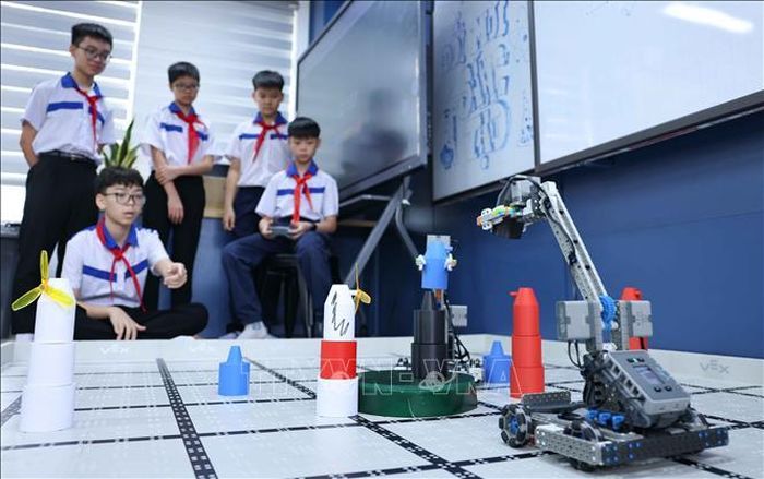 Học sinh được trải nghiệm trong một không gian khoa học đúng nghĩa, nơi mọi kiến thức trong sách giáo khoa đều có thể được “chạm vào” thông qua các bộ dụng cụ thí nghiệm, mô hình lắp ráp và thiết bị lập trình robot. Ảnh: Thanh Tùng/TTXVN
