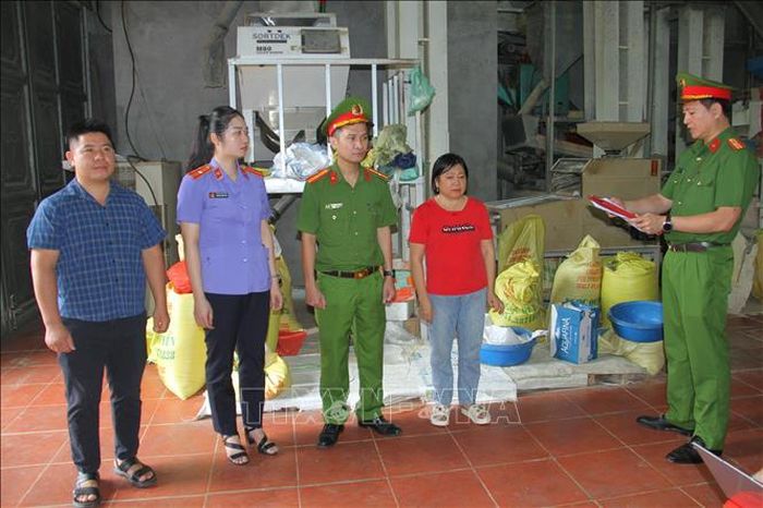 Cơ quan CSĐT Công an tỉnh Lào Cai ra quyết định khởi tố vụ án hình sự, khởi tố 2 bị can về tội “Sản xuất, buôn bán hàng giả là lương thực”. Ảnh: TTXVN phát