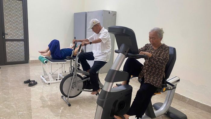 Luyện tập dẻo dai, phòng bệnh từ sớm cho người cao tuổi.