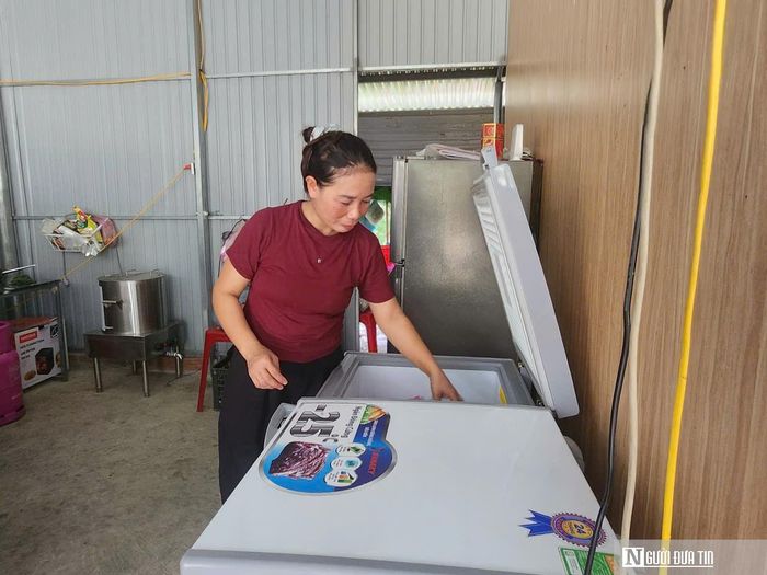 Từ khi có điện, quán tạp hóa của chị Thành đã có đầy đủ các mặt hàng được bảo quản đông lạnh.