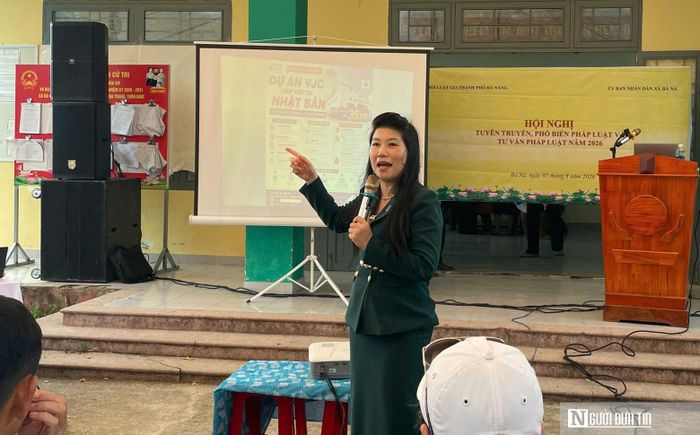 Bà Trần Thị Thanh Tú cung cấp thông tin về học ngoại ngữ, du học và du học nghề cho người dân.