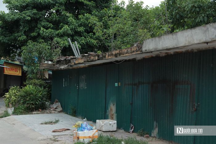 Sau gần một thập kỷ không người trông nom, không được sử dụng. Hàng chục ki-ốt bao quanh của khu chợ cũ đang trong trình trạng xuống cấp, xập xệ.