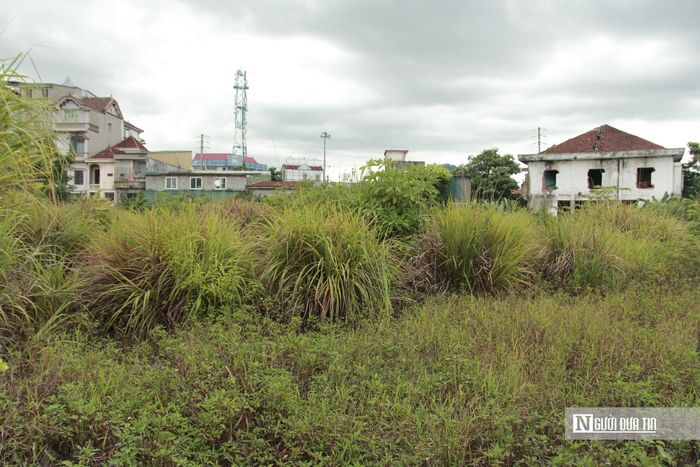 Khu đất đã thu hồi đang thuộc quyền quản lý của Trung tâm Phát triển quỹ đất tỉnh, nhưng hiện tại, việc định giá tài sản trên đất, xử lý mặt bằng sạch chưa xong. “Địa phương cũng đã kiến nghị, đề xuất lên các cấp có thẩm quyền sớm có phương án xử lý, nhằm tạo thuận lợi trong kêu gọi thu hút đầu tư”, đại diện UBND phường cho hay.