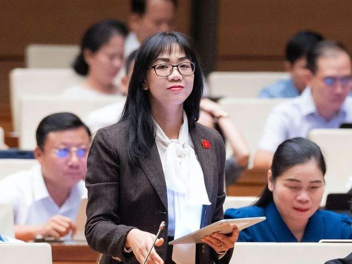 Đại biểu Trịnh Thị Tú Anh phát biểu (Ảnh: Media Quốc hội).