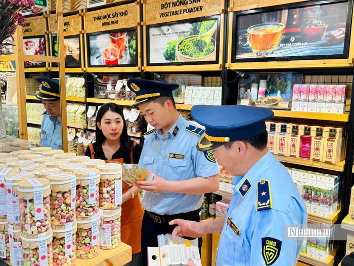Chi cục Quản lý thị trường tỉnh Lâm Đồng kiểm tra nguồn gốc, xuất xứ, hóa đơn, chứng từ đối với thực phẩm.