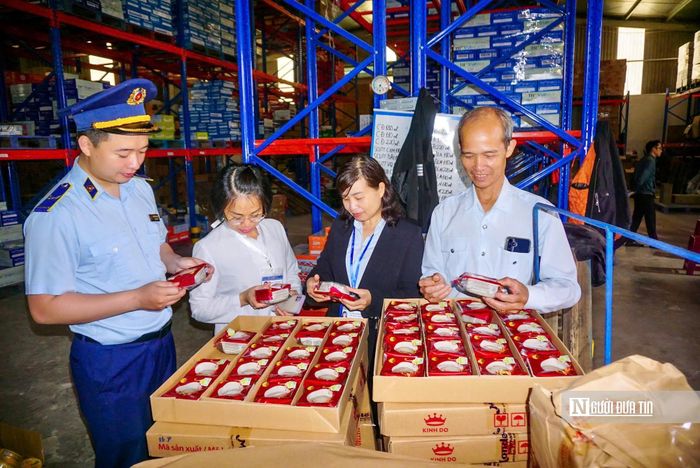 Chi cục Quản lý thị trường tỉnh Lâm Đồng kiểm tra việc chấp hành quy định về điều kiện chung đảm bảo an toàn thực phẩm.
