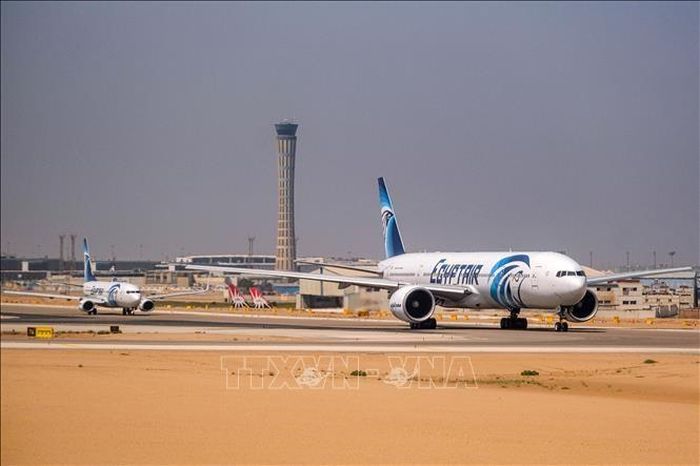 Máy bay của Hãng hàng không quốc gia Ai Cập (EgyptAir) tại sân bay quốc tế ở Cairo. Ảnh: AFP/TTXVN