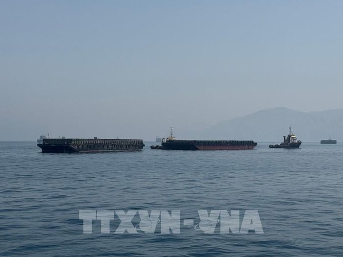Tàu thuyền neo ngoài khơi thị trấn Khasab, Oman, chờ qua eo biển Hormuz. Ảnh: THX/TTXVN phát