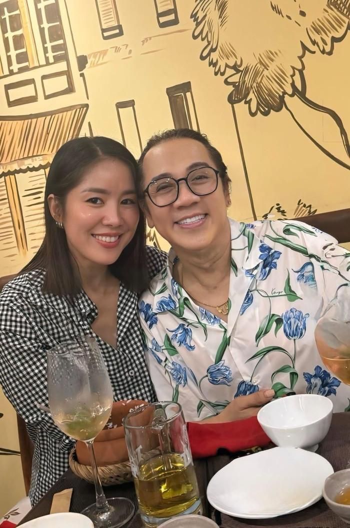 Lê Phương hội ngộ NSƯT Thành Lộc trong ngày Kịch đoàn Thành Lộc chính thức ra mắt. Ảnh: FBNV