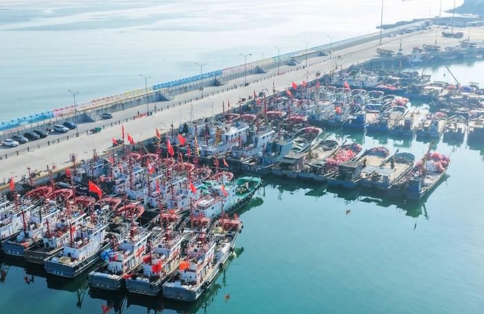Các tàu đánh cá tìm nơi trú ẩn tại Cảng cá quốc gia Trung tâm Liandao khi bão Dolphin tiến đến vào ngày 7 tháng 8. (Ảnh: Vương Kiến Dân / VCG qua Getty Images) 