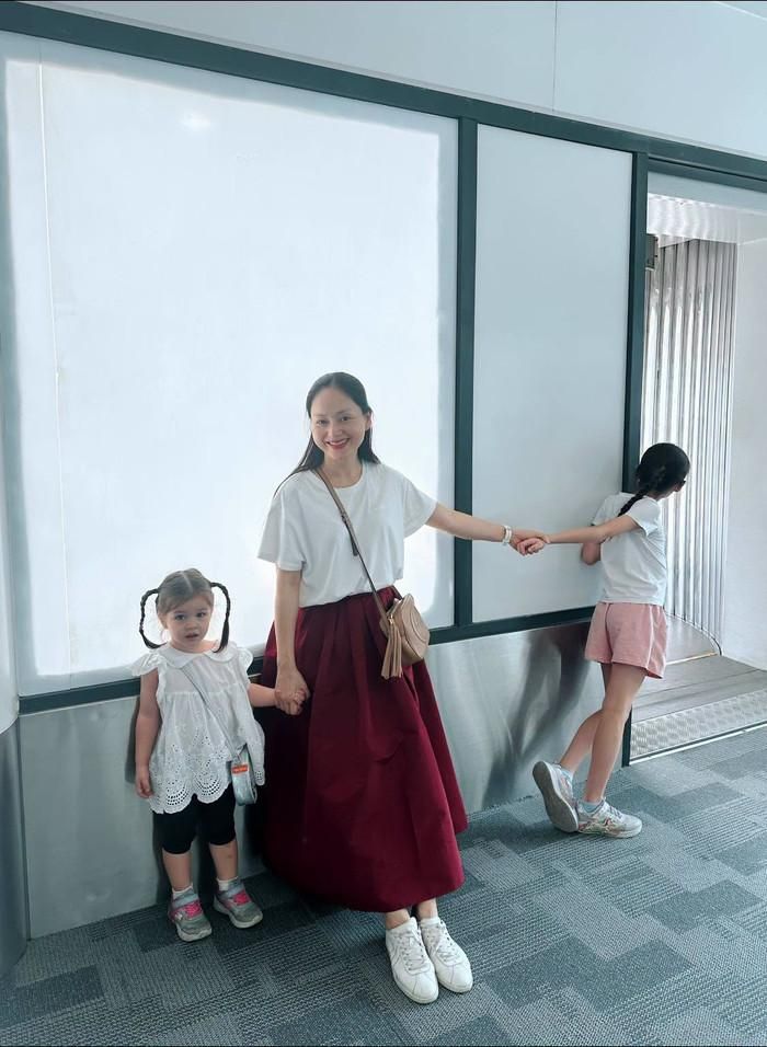 Lan Phương nỗ lực cân bằng cuộc sống bên hai con gái sau khi ly hôn chồng ngoại quốc vào tháng 5 năm nay. Ảnh: FBNV