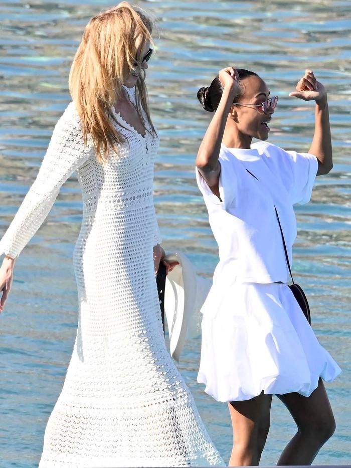 Nicole Kidman nghỉ dưỡng tại Mykonos cùng nữ diễn viên Zoe Saldana. Ảnh: @backgrid_usa