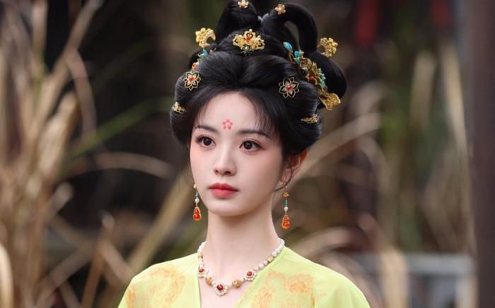 Người hâm mộ chỉ ra rằng Điền Hi Vi từng nhiều lần để lộ trán và nhận phản hồi tích cực ở một số tác phẩm cổ trang. Ảnh: Weibo.