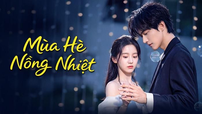 Mùa Hè Nồng Nhiệt xoay quanh Chu Vãn và Lục Tây Kiêu, hai người từng có một mối tình nhiều tổn thương thời niên thiếu. Vì cần tiền chữa bệnh cho bà, Chu Vãn từng chủ động tiếp cận Lục Tây Kiêu, nhưng tình cảm giả tạo ban đầu dần trở thành tình yêu thật sự. Những biến cố và hiểu lầm khiến họ chia tay. Mười năm sau, cả hai gặp lại trong môi trường công sở. Những tổn thương cũ khiến Lục Tây Kiêu khó lòng tha thứ, nhưng tình cảm giữa họ vẫn chưa thực sự biến mất. Từ đó, hai người cùng tìm hiểu sự thật phía sau một tai nạn trong quá khứ và từng bước tháo gỡ những nút thắt đã kéo dài suốt nhiều năm. Phim gồm 29 tập, với Bao Thượng Ân và Châu Kha Vũ đóng chính.