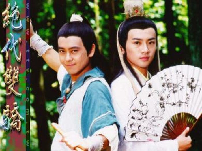 Tuyệt Đại Song Kiêu kể về hai anh em song sinh Tiểu Ngư Nhi và Hoa Vô Khuyết bị chia cắt từ nhỏ bởi âm mưu của Yêu Nguyệt cung chủ. Câu chuyện hấp dẫn nhờ hàng loạt cuộc đối đầu, bí mật thân thế và những màn đấu trí giữa các nhân vật. Không chỉ có võ thuật, tác phẩm còn gây ấn tượng bởi tình huynh đệ, tình yêu và những ân oán kéo dài nhiều năm. Đây cũng là một trong những tác phẩm Cổ Long được chuyển thể nhiều lần, trở thành cái tên quen thuộc với nhiều thế hệ khán giả yêu thích phim kiếm hiệp.