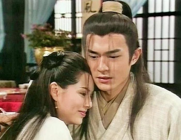 Nếu Anh Hùng Xạ Điêu nổi bật với hình tượng Quách Tĩnh - Hoàng Dung thì Thần Điêu Hiệp Lữ lại ghi dấu bởi chuyện tình Dương Quá - Tiểu Long Nữ. Dương Quá là chàng trai cá tính, thông minh nhưng trải qua nhiều tổn thương. Tiểu Long Nữ lạnh lùng, sống biệt lập trong Cổ Mộ. Tình yêu giữa hai người từng bị phản đối bởi quan hệ thầy trò và những định kiến của xã hội. Trải qua nhiều lần chia ly, cuối cùng Dương Quá và Tiểu Long Nữ vẫn trở về bên nhau. Đây được xem là một trong những chuyện tình kinh điển nhất của văn học võ hiệp.
