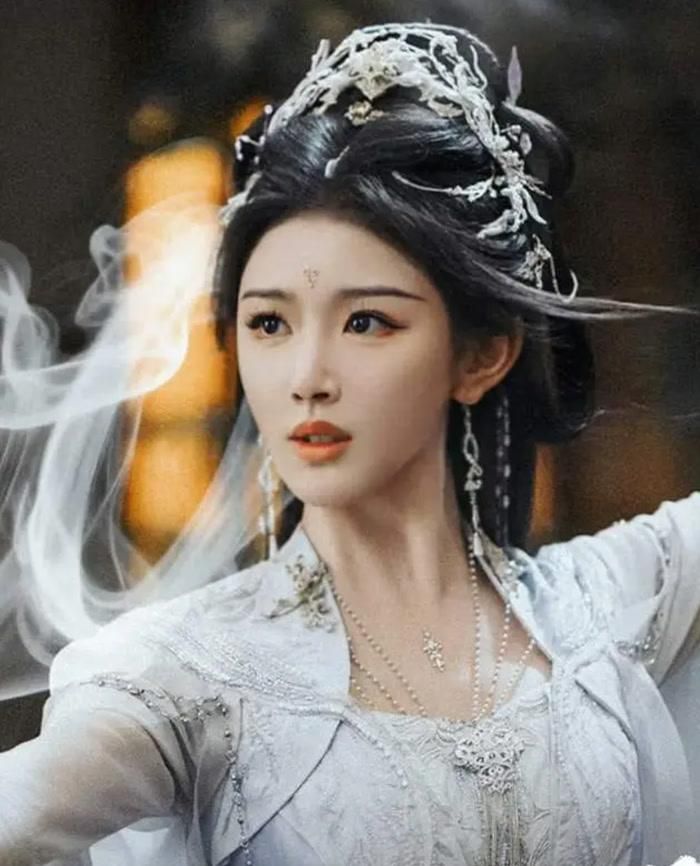 Khổng Tuyết Nhi gây chú ý với tạo hình sát thủ Mộ Tuyết Vi lạnh lùng, bí ẩn cùng diễn xuất bằng ánh mắt ấn tượng trong Ám Hà Truyện. Ảnh: NSX