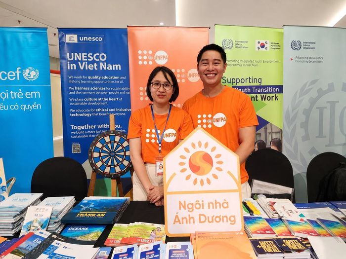 Tại khu vực triển lãm, đại diện Quỹ Dân số Liên hợp quốc (UNFPA) đã giới thiệu các bộ công cụ và tài liệu tập huấn liên quan đến sức khỏe sinh sản, sức khỏe tình dục dành cho thanh niên. Hoạt động này nhằm thúc đẩy quyền được tiếp cận thông tin an toàn và nâng cao nhận thức về giới cho người trẻ.