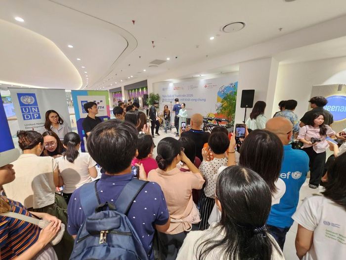 Ghi nhận tại không gian tầng 4 Lotte Mall West Lake Hanoi (272 Võ Chí Công, phường Tây Hồ, Hà Nội), hàng trăm bạn trẻ, đại biểu và khách mời đã có mặt từ rất sớm để tham quan, hòa mình vào không khí vô cùng sôi động, náo nhiệt và tràn đầy sức trẻ của ngày hội.