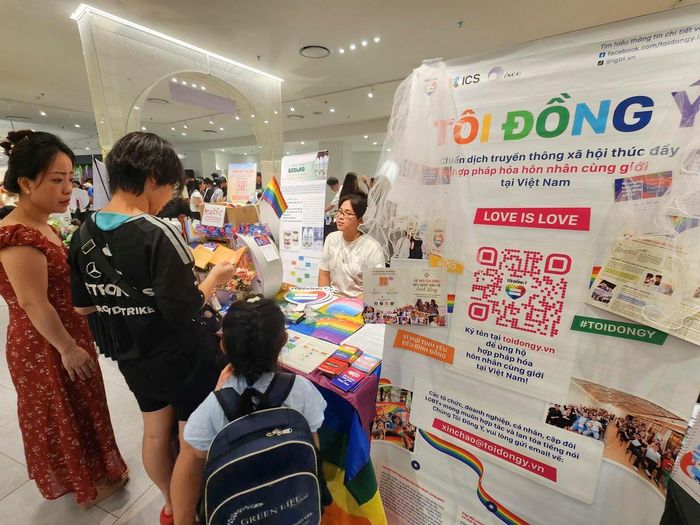 Gian trưng bày của Chiến dịch truyền thông Tôi Đồng Ý thu hút sự chú ý với thông điệp ủng hộ hợp pháp hóa hôn nhân cùng giới tại Việt Nam. Bạn Trần Nam Anh (28 tuổi), cán bộ truyền thông của chiến dịch, chia sẻ mong muốn thay đổi nhận thức cộng đồng, qua đó bảo vệ quyền lợi chính đáng cho người LGBT và các cặp đôi cùng giới.