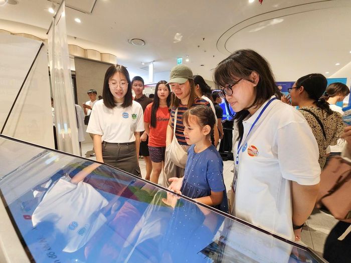 Nhiều gian hàng của các tổ chức do Liên hợp quốc hỗ trợ như UNICEF và UNESCO cũng đem lại các trải nghiệm tương tác thú vị. Qua đó, khách tham quan có cơ hội tìm hiểu sâu hơn về các sáng kiến thúc đẩy quyền trẻ em, giáo dục chất lượng và phát triển kỹ năng thiết yếu.
