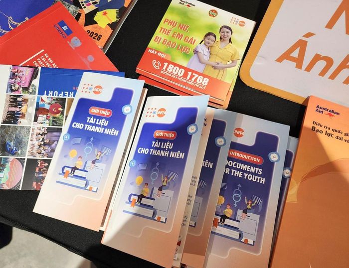 Tại khu vực triển lãm, đại diện Quỹ Dân số Liên hợp quốc (UNFPA) đã giới thiệu các bộ công cụ và tài liệu tập huấn liên quan đến sức khỏe sinh sản, sức khỏe tình dục dành cho thanh niên. Hoạt động này nhằm thúc đẩy quyền được tiếp cận thông tin an toàn và nâng cao nhận thức về giới cho người trẻ.