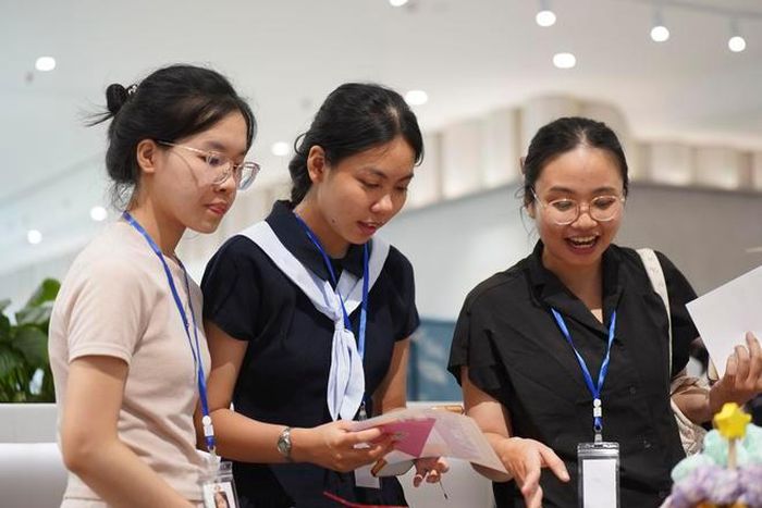 Không gian sự kiện trở nên vô cùng sôi động với sự góp mặt của đông đảo các bạn trẻ, sinh viên và thanh thiếu nhi. Mọi người hào hứng tham gia các hoạt động tương tác, tạo nên một diễn đàn mở để giao lưu, học hỏi và kết nối những người trẻ có chung hoài bão.