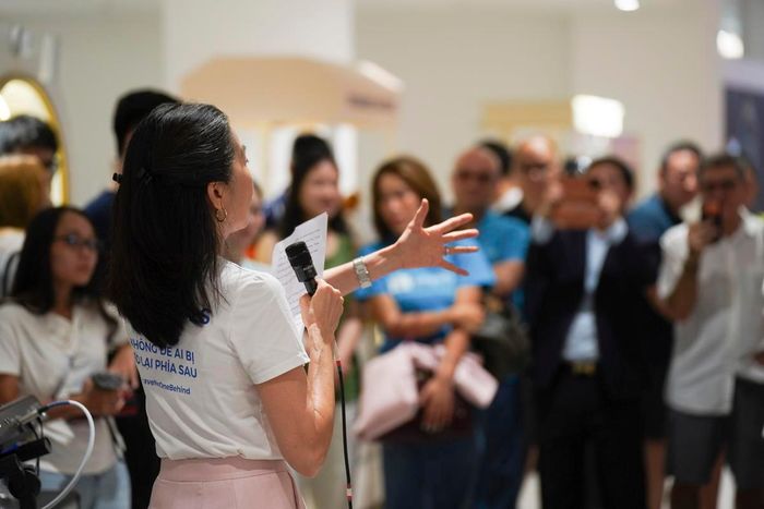 “Các bạn không chờ đợi tương lai đến. Chính các bạn đang tạo nên tương lai ngay từ hôm nay! Dù đến từ những hoàn cảnh khác nhau, thanh niên đều có chung khát vọng về bình đẳng, phát triển bền vững và quyền được định hình tương lai của chính mình”, bà Pauline Tamesis khẳng định.