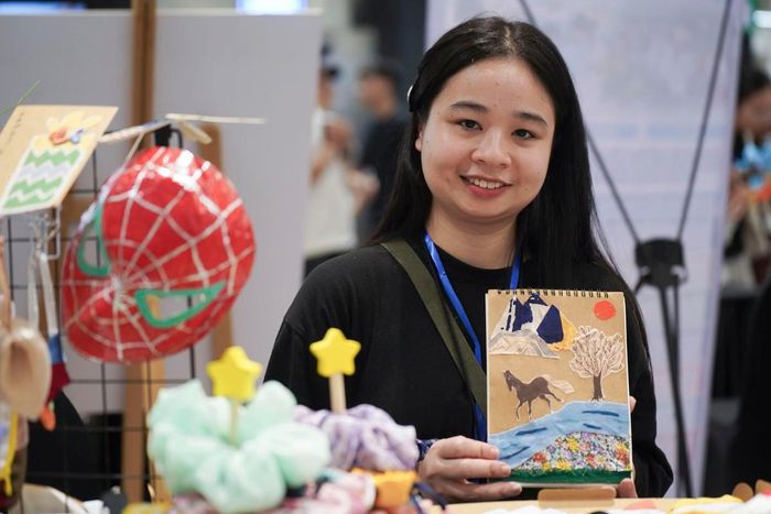 Góp mặt tại ngày hội, bạn Lương Ngọc Huyền (30 tuổi), đại diện dự án Gem Chạm Sắc, mang đến những sản phẩm độc đáo được tạo ra từ vải vụn và giấy. Huyền mong muốn lan tỏa thông điệp rằng việc tái chế và bảo vệ môi trường hoàn toàn có thể bắt đầu từ những hành động nhỏ nhất trong đời sống hằng ngày.