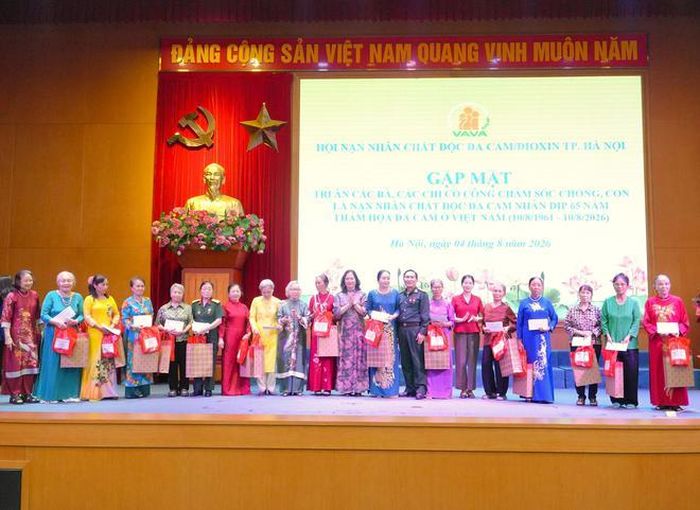 Chương trình gặp mặt, tri ân những người vợ, người mẹ nhiều năm âm thầm chăm sóc chồng, con là nạn nhân chất độc da cam/dioxin tổ chức tại Hà Nội.