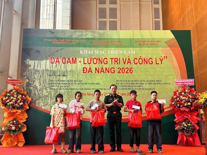 Hoạt động trao hỗ trợ xây dựng nhà tình nghĩa, quà, sinh kế tặng nạn nhân, gia đình nạn nhân chất độc da cam trên địa bàn TP Đà Nẵng.