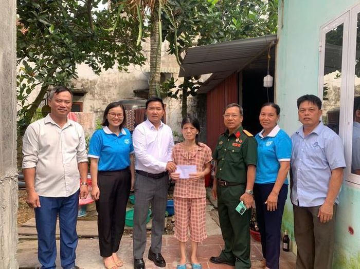 Hội LHPN xã Tân Yên, tỉnh Bắc Ninh, thăm, tặng quà những hội viên phụ nữ đang mang trên mình di chứng của chất độc hóa học dioxin.