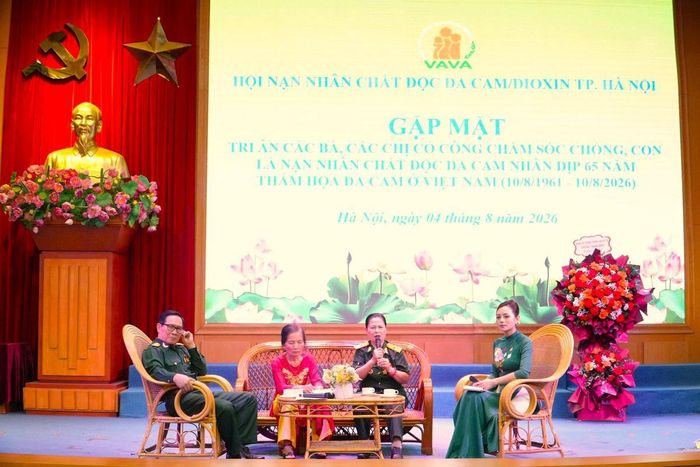 Hội Nạn nhân chất độc da cam/dioxin thành phố Hà Nội tổ chức gặp mặt, tri ân những người vợ, người mẹ đã nhiều năm nuôi dưỡng, chăm sóc chồng, con là nạn nhân chất độc da cam, nhân kỷ niệm 65 năm thảm họa da cam ở Việt Nam
