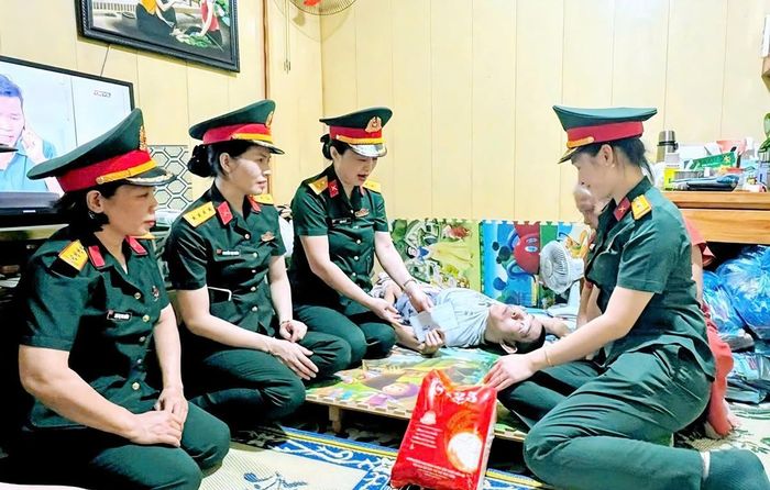 Đoàn công tác Hội Phụ nữ Văn phòng Bộ Tư lệnh Quân khu 3 thăm hỏi, động viên gia đình nạn nhân chất độc da cam/dioxin ở phường Hồng Bàng, TP Hải Phòng